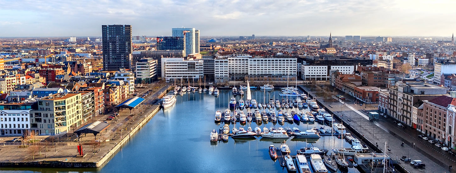 Situé au nord d'Anvers, formant un pont entre le centre historique et le port moderne