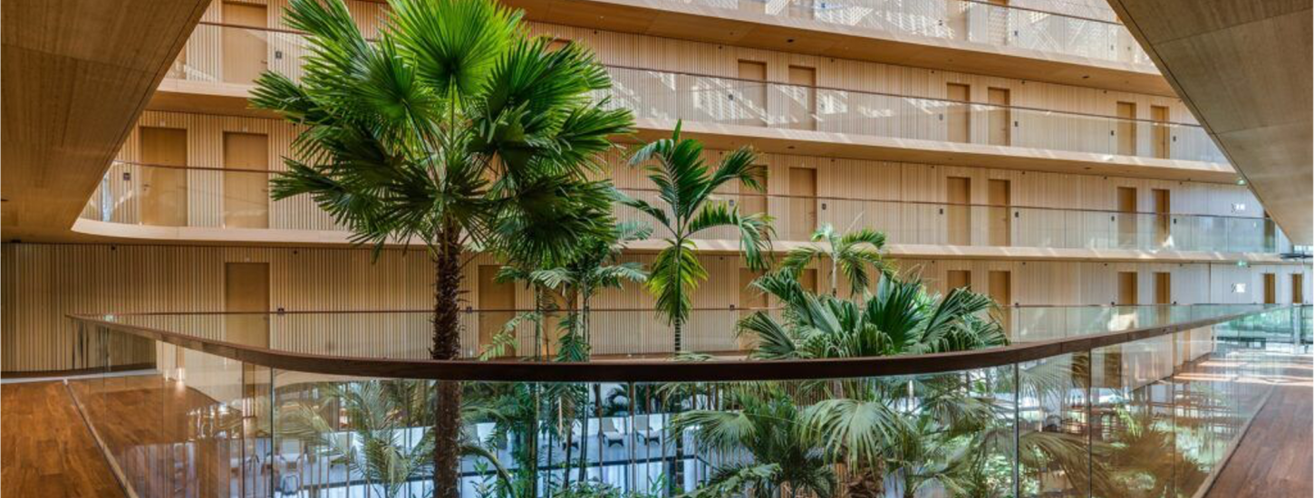 Architecture durable, structure porteuse en bois, préfabrication, panneaux photovoltaïques intégrés, jardin intérieur subtropical, BREEAM Excellent