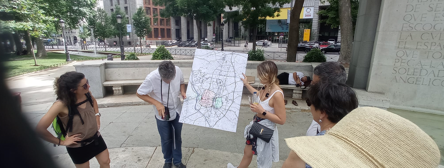 Échanges entre architectes en pleine ville