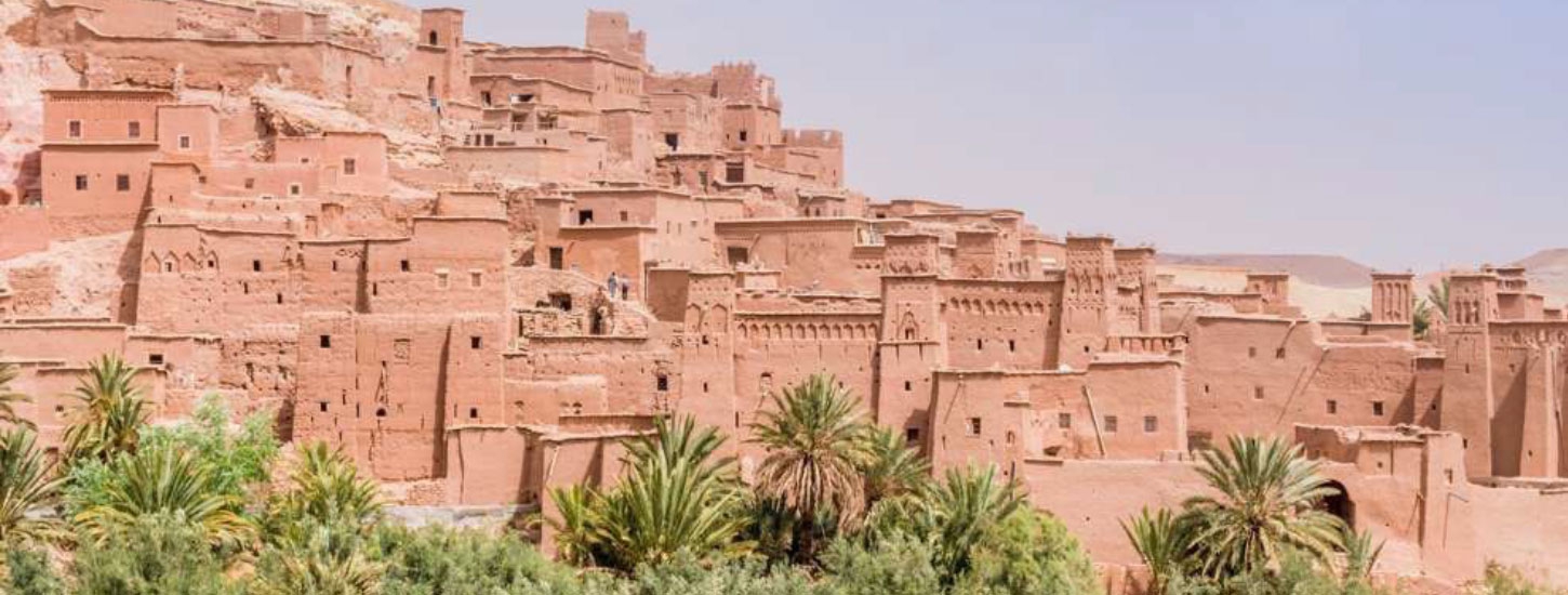 Petite ville en terre crue entourée de murailles défensives en terre crue.