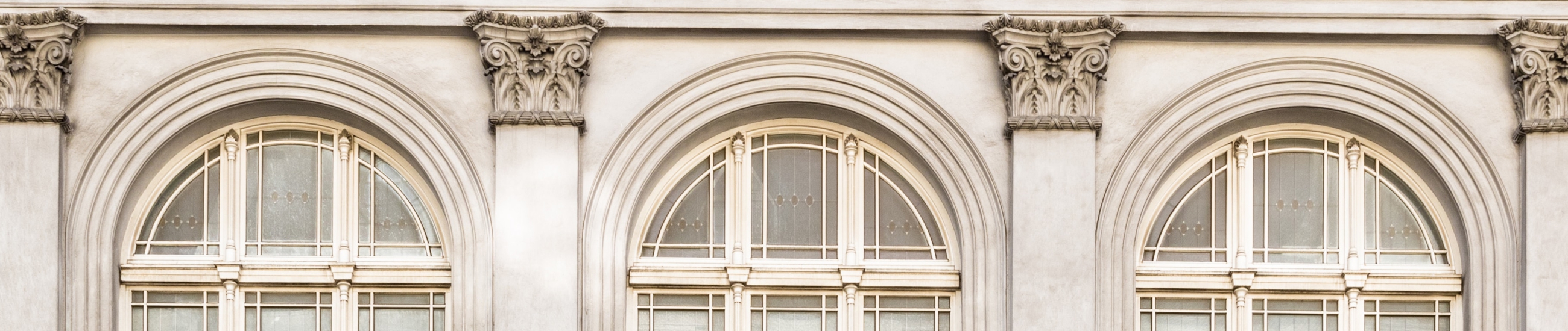 Matériaux traditionnels et modernes en synergie pour une rénovation énergétique efficace par MAJ formation architecture