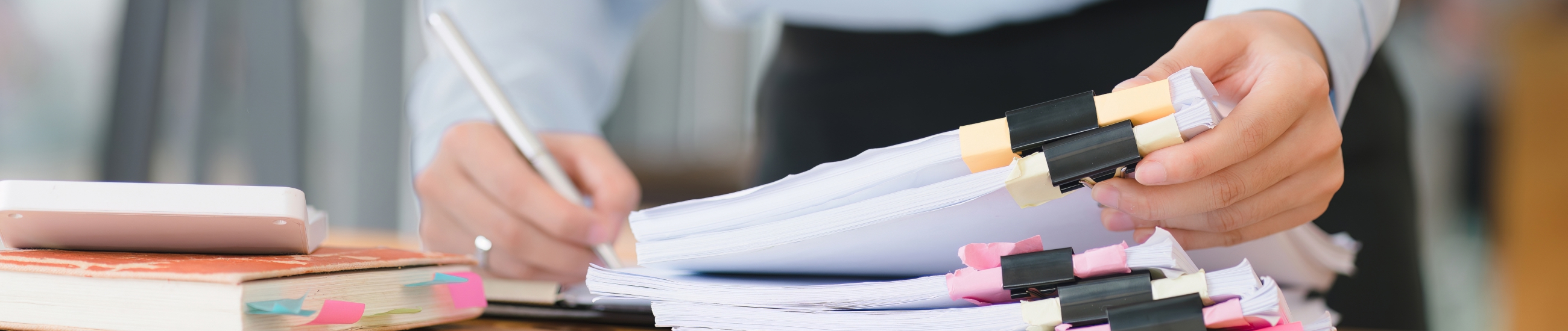 Formation structurée pour les secrétaires techniques en présentiel ou à distance pour avoir une vue d'ensemble de toutes les pièces et démarches administratives qui entoure la conduite de chantier.