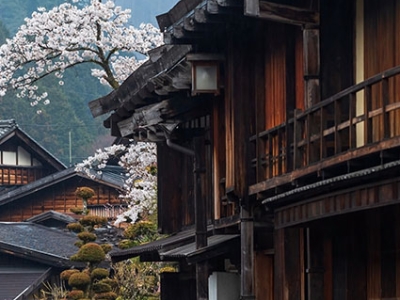 Construire en bois - de la structure, aux bardages en bois brulé - sur site technique Japon